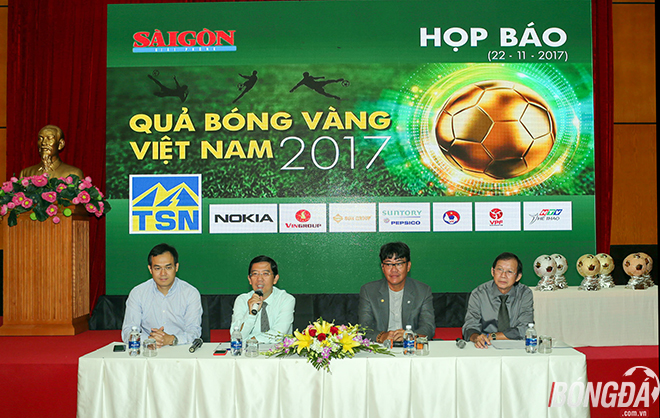 BTC Qủa bóng Vàng Việt Nam 2017 chia sẻ điều lệ cùng truyền thông. Ảnh: Duy Anh.