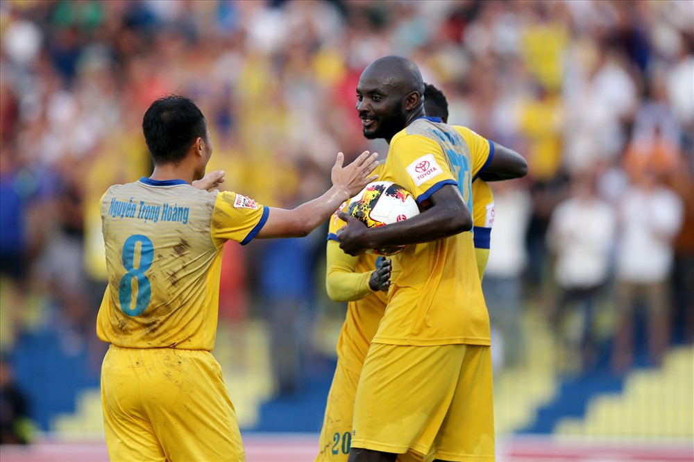 Uche ghi bàn mở tỷ số cho FLC Thanh Hóa.