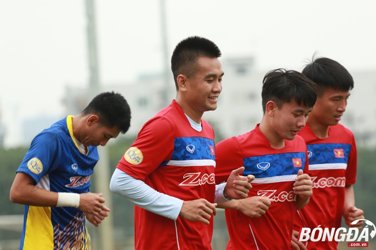 Trung vệ Ngọc Thịnh trò chuyện vui vẻ cùng đàn em Minh Vương.
