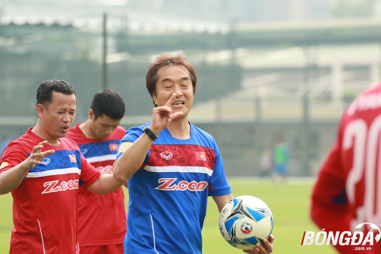 Phó tướng Lee Young Jin liên tục ra dấu thúc giục các học trò phải tích cực giao tiếp trong quá trình tập luyện.