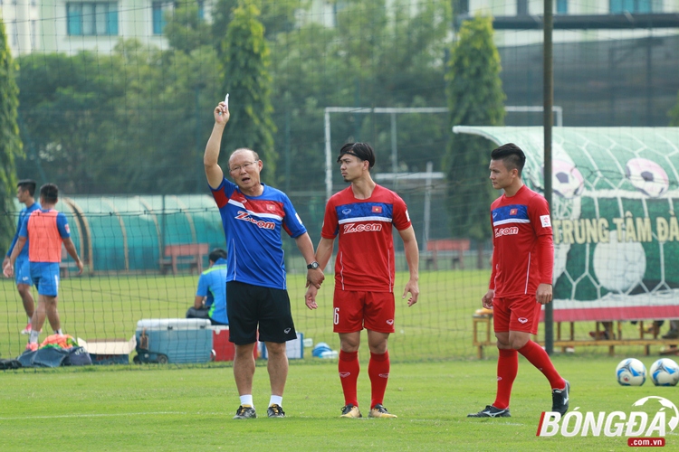 Công Phượng được HLV Park Hang-seo cầm tay chỉ việc tận nơi.