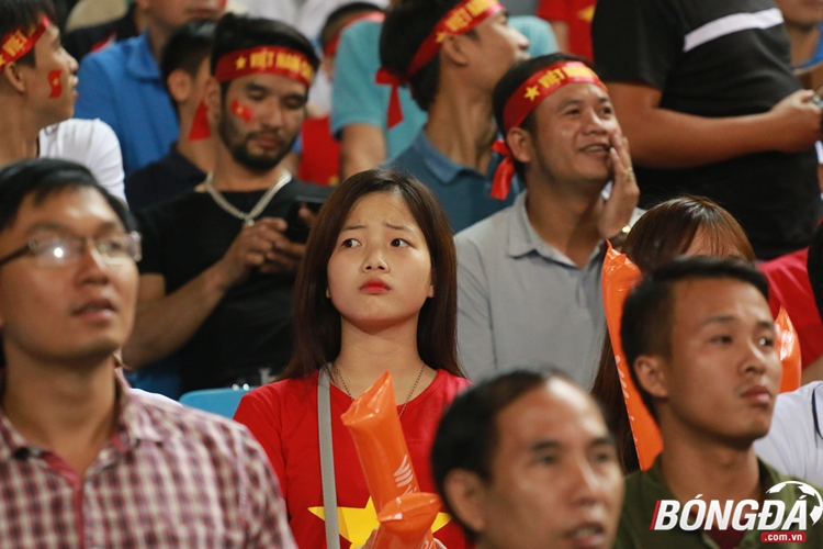 Ngoài những cổ động viên nhí, khán đài Mỹ Đình cũng thể thiếu những cô gái xinh đẹp.