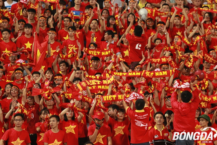 Hơn 28.000 CĐV đã tạo nên một bầu không khí cuồng nhiệt trên khán đài.