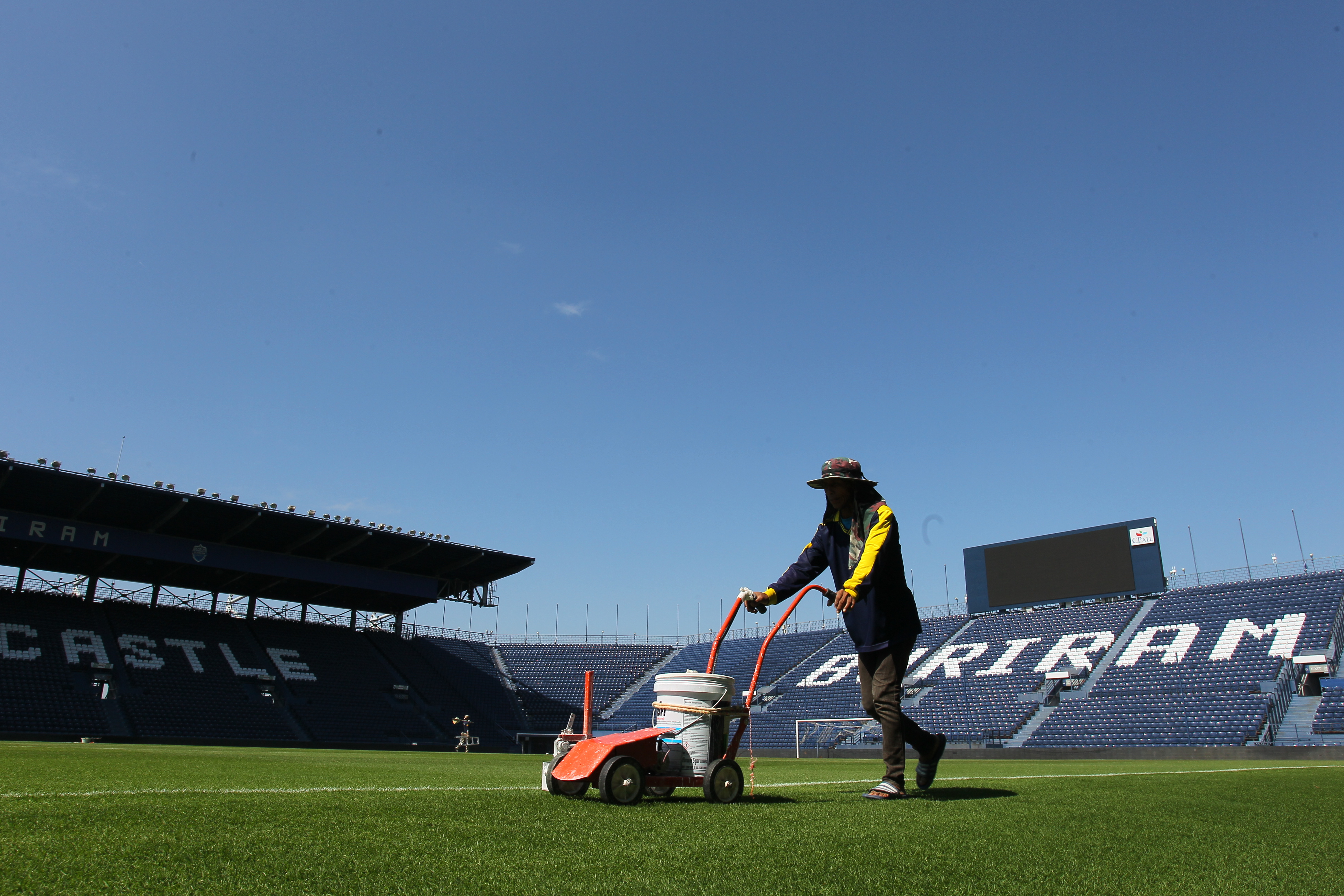 Mặt cỏ chất lượng quốc tế được chăm sóc rất tỉ mỉ và cẩn thận.(Ảnh: TQ)