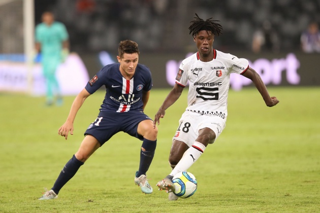 2. Eduardo Camavinga (Rennes). Dù chỉ mới 18 tuổi, tuy nhiên Camavinga đã đóng một vai trò cực kỳ quan trọng giúp đội bóng nước Pháp giành suất dự Champions League mùa này. Sự chững chạc cùng khả năng đọc tình huống tuyệt vời của anh khiến rất nhiều ông lớn châu Âu thèm khát.