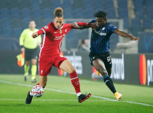 Đối mặt với tiền đạo giàu thể lực Zapata bên phía Atalanta song Rhys không hề lép vế chút nào.