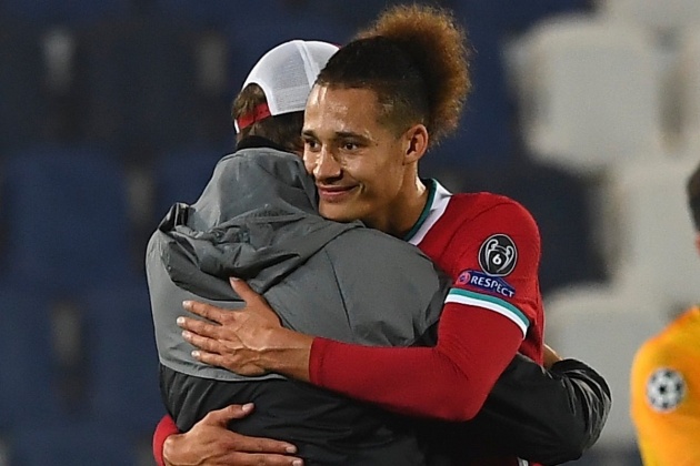 Từ ngoại hình cho tới cách chơi bóng, Rhys Williams đều có chút gì đó giống với Van Dijk.