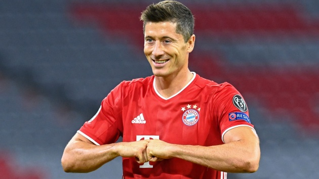 Trung phong: Robert Lewandowski (Bayern Munich - 60 triệu euro). Sát thủ người Ba Lan vẫn đang dẫn đầu danh sách ghi bàn Bundesliga với cách biệt lên đến 7 bàn với người xếp thứ hai.