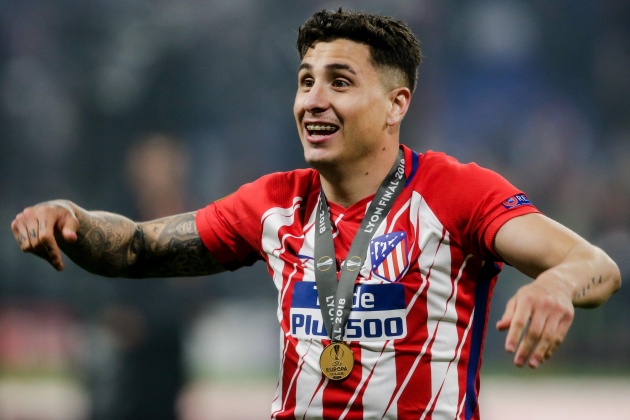 Hậu vệ phải: Jose Gimenez (Atletico Madrid - 65 triệu euro). Cầu thủ người Uruguay đang thi đấu cực kỳ ấn tượng ở mùa giải hiện tại và đóng vai trò quan trọng giúp Los Rojiblancos dẫn đầu cuộc đua tại La Liga.