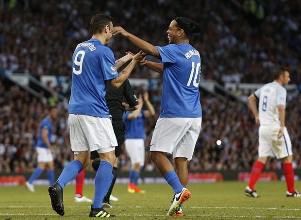Ảnh bài viết Ronaldinho xỏ háng 2 cầu thủ trong "2 nốt nhạc"