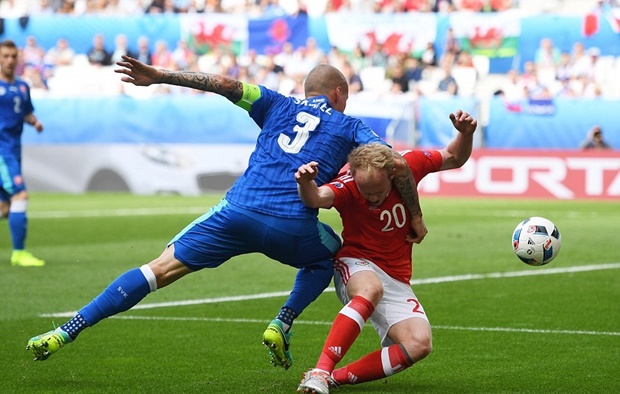 Ảnh bài viết Bale sút phạt như Ronaldo, thủ môn hóa 'gã hề'