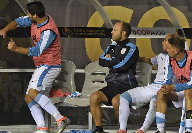 Ảnh bài viết Lý do Suarez nổi khùng, đấm đá cabin túi bụi