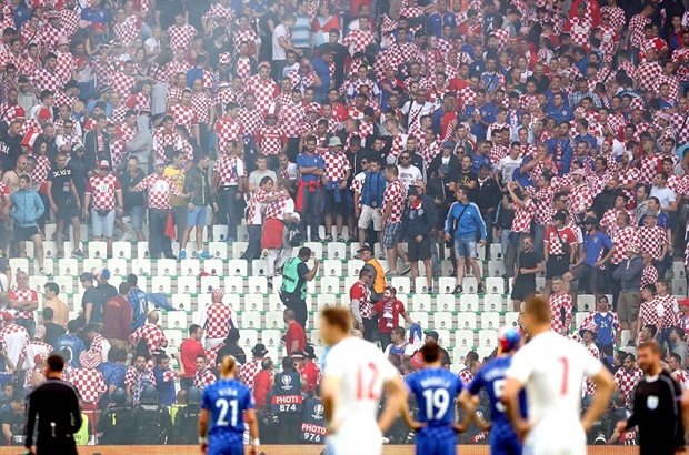 Ảnh bài viết Chùm ảnh: CĐV Croatia hóa 'khủng bố', cầu thủ sợ chết khiếp