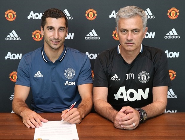 Ảnh bài viết Chùm ảnh: Henrikh Mkhitaryan rạng rỡ ngày về Man United