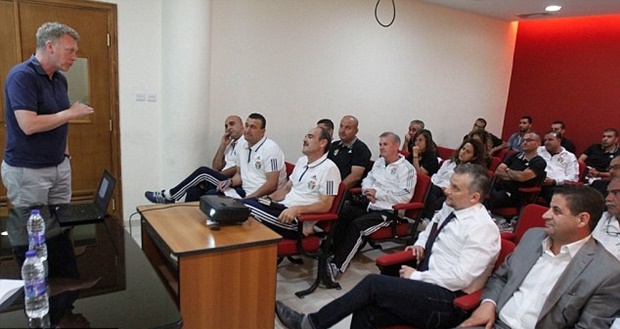 David Moyes diễn thuyết trước dàn BHL và những nhân vật cấp cao của LĐBĐ Jordan. Ảnh: Internet.