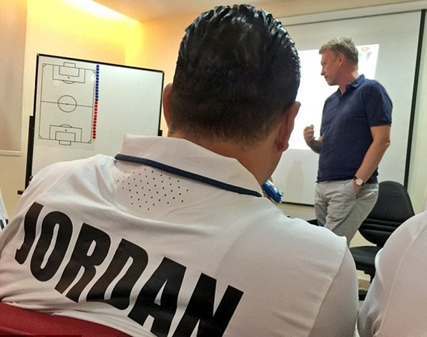 David Moyes tỏ ra khá hào hứng truyền đạt những vốn kinh nghiệm về kỹ, chiến thuật của mình. Ảnh: Internet.