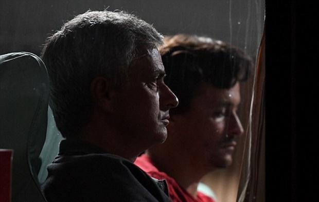 Ảnh bài viết Chùm ảnh: Bị hành xác, thầy trò Mourinho 'mặt đưa đám' rời TQ