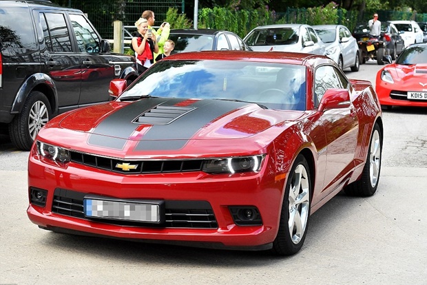 Cận cảnh chiếc Chevrolet Camaro chở Pogba đến Man United. Đây cũng là hãng tài trợ cho đội bóng.