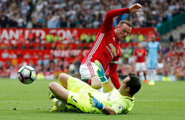 Rooney bị Bravo vào bóng bằng 2 chân. Ảnh: Internet.