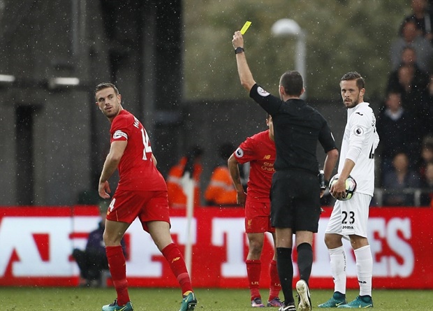 Những phút đầu trận, Liverpool gặp khá nhiều khó khăn trên sân Liberty của Swansea.