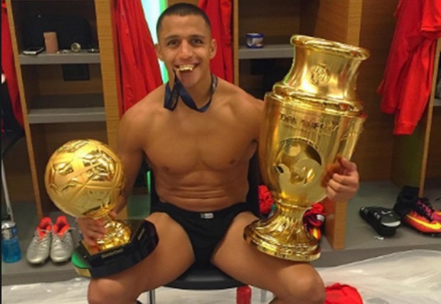 Ảnh bài viết Sanchez nổi đóa vì không 'chung mâm' Messi, Ronaldo