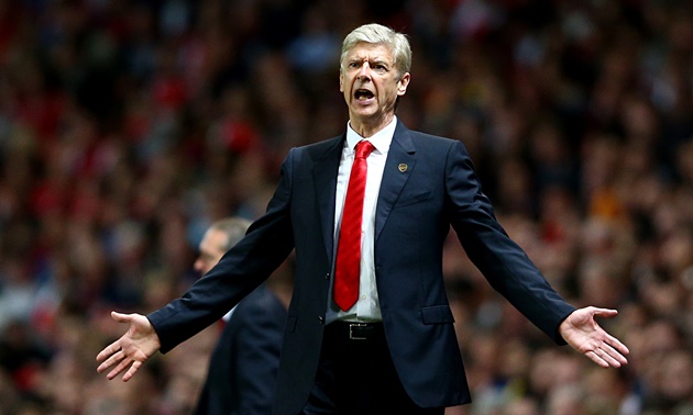 HLV Wenger đang chịu sức ép cực lớn.