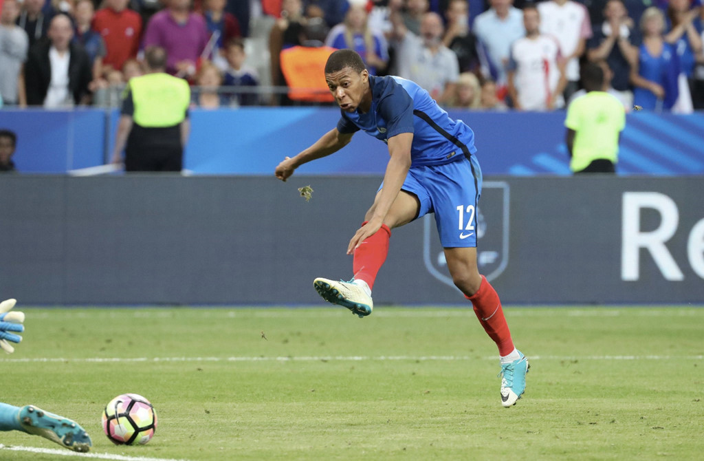 Mbappe ghi dấu ấn trong chiến thắng của Pháp.