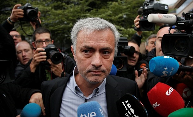 Bất chấp đại chiến Chelsea đã cận kề nhưng Jose Mourinho vẫn phải đáp chuyến bay sang Madrid để trình diện tòa án nước sở tại.
