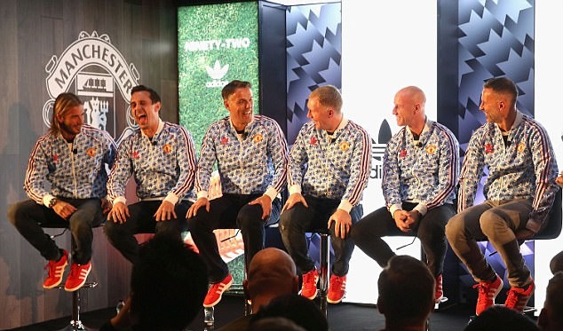 Từ trái qua: David Beckham, Gary Neville, Phil Neville, Paul Scholes, Nicky Butt và Ryan Giggs.