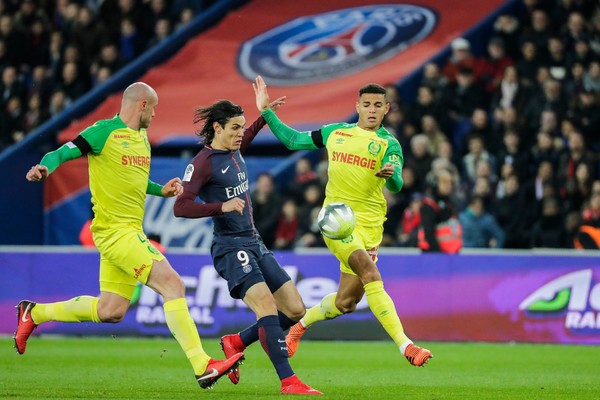Cavani tiếp tục cho thấy khả năng săn bàn đáng sợ khi lập hẳn cú đúp.