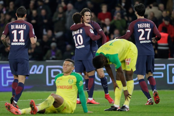 Neymar đã chạy đến ôm chầm lấy Cavani sau khi tiền đạo này ghi bàn. Một khi Neymar kề vai sát cánh Cavani và hóa giải mọi mâu thuẫn, PSG trở nên quá đáng sợ.