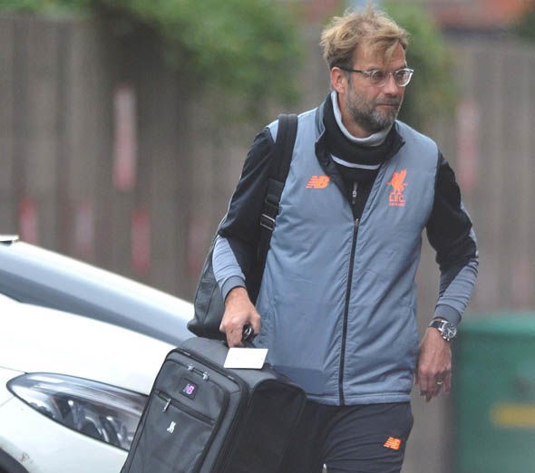 HLV Jurgen Klopp tất bật chuẩn bị chiến thuật cho trận đấu.