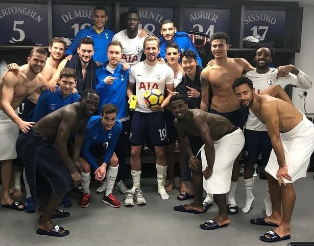 Trong lúc ăn mừng chiến tích của Harry Kane trong phòng thay đồ, tờ Daily Mail phát hiện, Danny Rose đã gửi thông điệp rất rõ ràng đến Man United - CLB muốn chiêu mộ anh.