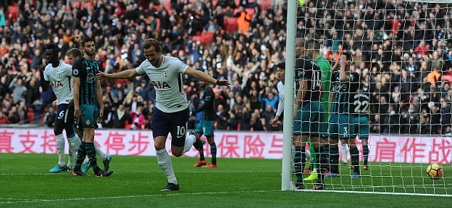 Trở lại với trận đấu này, Harry Kane tiếp tục lập cú hattrick để đi vào lịch sử.