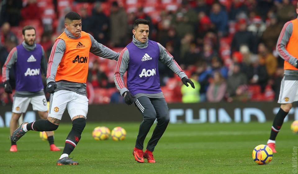 Sanchez trông nhỏ bé so với đàn em trên sân Old Trafford - Bóng Đá