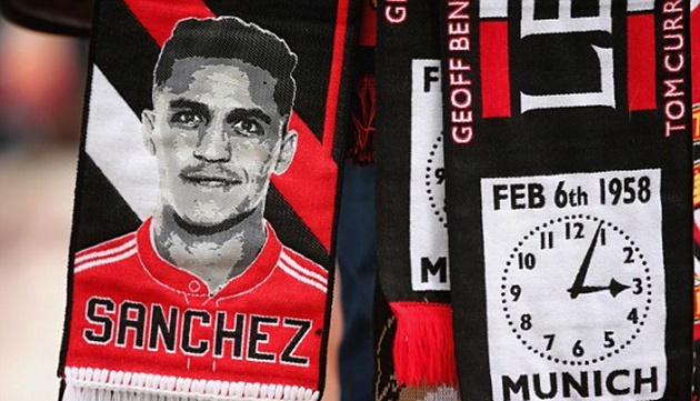 Sanchez trông nhỏ bé so với đàn em trên sân Old Trafford - Bóng Đá