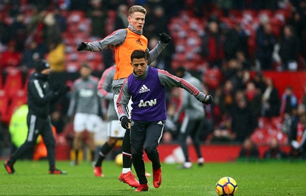 Sanchez trông nhỏ bé so với đàn em trên sân Old Trafford - Bóng Đá