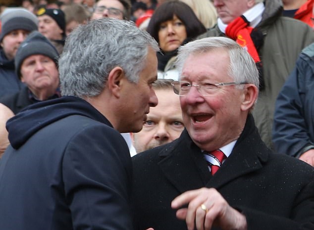 Tại đây, tờ Daily Mail tiết lộ, cả 2 đã kháo hào hứng khi nói về một cầu thủ trẻ của Man United.