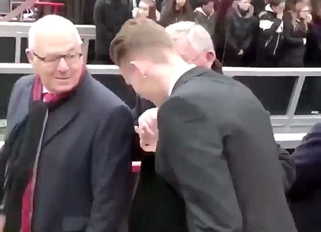 Scott McTominay cũng lắng nghe những lời chỉ bảo từ Sir Alex.