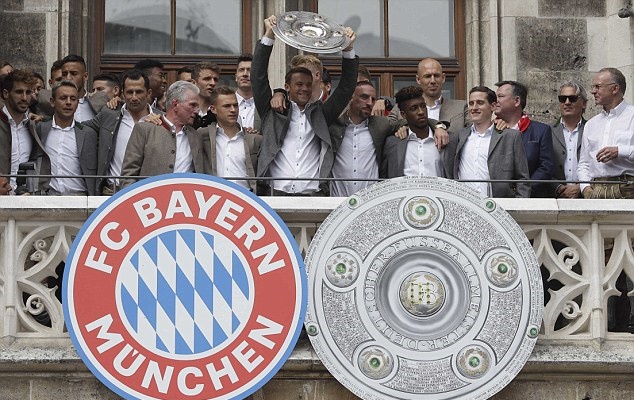 Trước đó, do thành tích của Carlo Ancelotti không được như mong đợi, BLĐ Bayern Munich đã sa thải HLV người Italia và mời Jupp Heyncke "chữa cháy" nửa mùa giải còn lại.