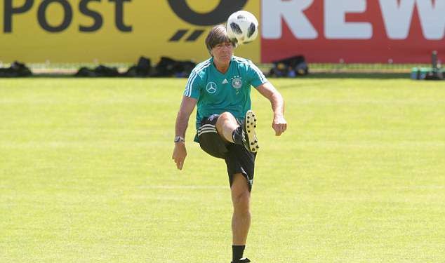 HLV Joachim Low là tâm điểm của sự chú ý khi ông phải hứng chịu rất nhiều áp lực sau khi loại Leroy Sane khỏi danh sách 23 cầu thủ dự World Cup.