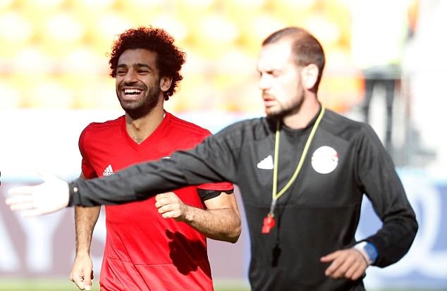 Trong trận chung kết Champions League mà Liverpool để thua Real Madrid hồi cuối tháng Năm, Mohamed Salah chỉ góp mặt khoảng nửa đầu hiệp 1 và phải tập tễnh rời sân sau một pha va chạm rất mạnh với Sergio Ramos. Chẩn đoán ban đầu cho thấy, Salah trật khớp vai.