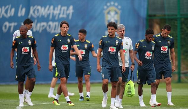 Tuyển Brazil bắt đầu tập luyện chuẩn bị cho trận gặp Serbia. Tuy nhiên, NHM Selecao có lý do để lo lắng khi trong buổi tập này không có sự xuất hiện của Douglas Costa và Danilo.