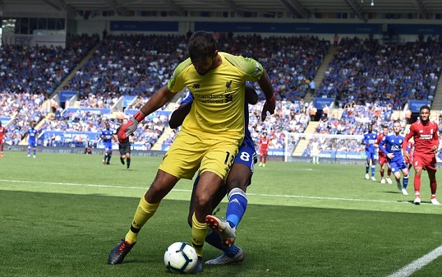 Phút 63, khi Liverpool đang dẫn trước Leicester City với tỷ số 2-0, Alisson Becker thay vì phất bóng lên phía trên đã cố tình dùng chân rê dắt nhằm đánh lừa tiền đạo đối phương.