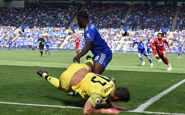 Thật không may cho Alisson khi Kelechi Iheanacho khá kinh nghiệm và bắt bài thành công. Thủ thành người Brazil có một pha ngã chổng vó.