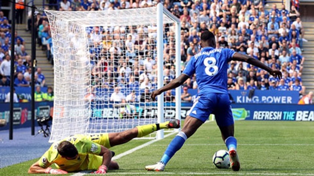 Cướp được bóng từ chân Alisson, Kelechi Iheanacho nhanh chóng chuyền cho đồng đội ở phía trong ghi bàn vào lưới trống.