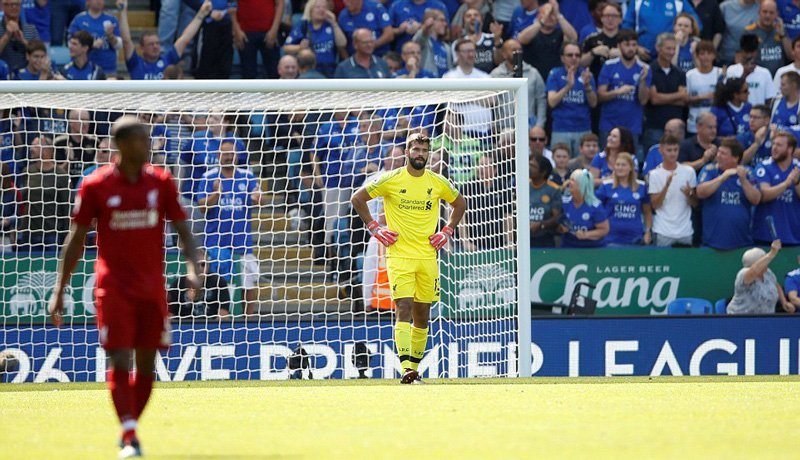 Sau bàn thua hết sức ngớ ngẩn, Alisson ngơ ngác không hiểu chuyện gì đang xảy ra.