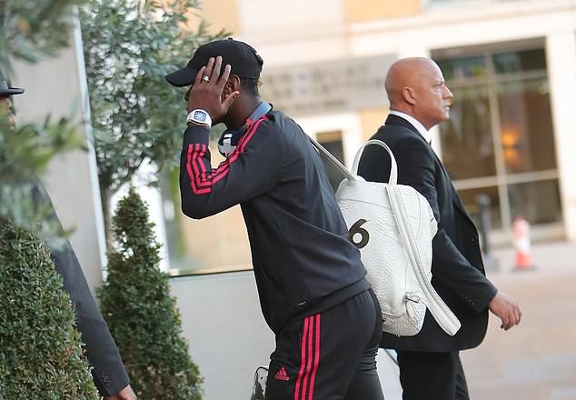 Cá nhân Paul Pogba cố tình tránh né sự soi mói sau những vụ lùm xùm thời gian gần đây. Trước đó, sau khi bị Mourinho tước băng đội trưởng, Pogba không ngần ngại công khai bật Mourinho bằng cái lườm mắt đầy tức giận trên sân tập.