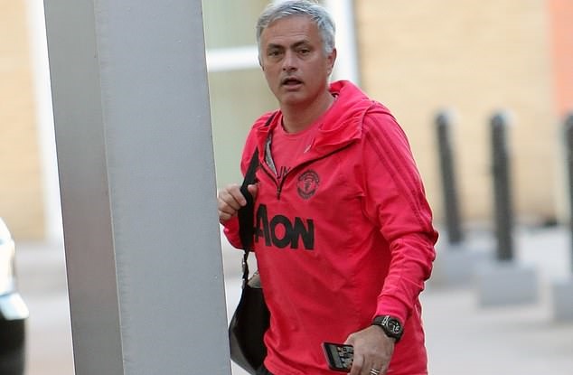 Tuy nhiên, Mourinho tỏ ra khá thanh thản. Ông khẳng định, ông khẳng định, câu chuyện giữa ông và Pogba đã bị báo chí bịa đặt.