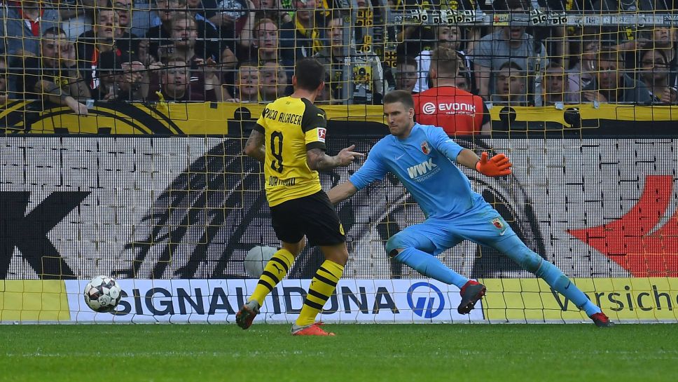 Trong ngày Bayern Munich thi đấu bạc nhược, Borussia Dortmund lại tiếp tục thể hiện phong độ đỉnh cao với màn lội ngược dòng ấn tượng trước Augsburg. Cụ thể, dù liên tục bị dẫn bàn nhưng Dortmund vẫn miệt mài bám đuổi để rồi khi kết thúc trận, họ là những người ca khúc khải hoàn với thắng lợi 4-3 kịch tính.